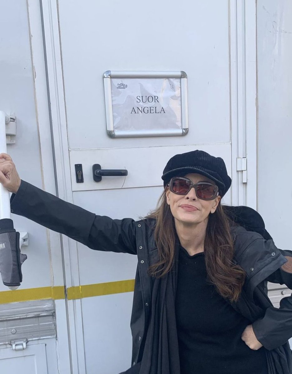 Cinguetterai's tweet photo. "Ci son cascata di nuovo!"

Elena Sofia Ricci è tornata sul set di #CheDioCiAiuti e vestirà i panni di Suor Angela per alcune puntate della nuova stagione.

#CheDioCiAiuti8 https://t.co/4iSYH7HIil