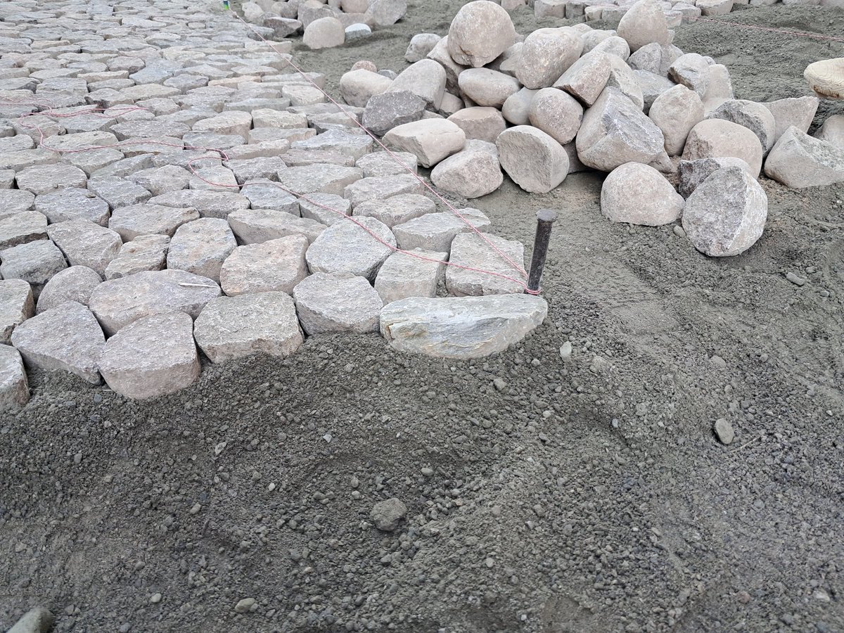 brunotonelli's tweet photo. River pebbles are used in their natural state and simply broken in half. This produces a uniform pavement whose production generates a negligible amount of carbon dioxide compared to almost any other kind of paving. https://t.co/QeT0Q9lJmS