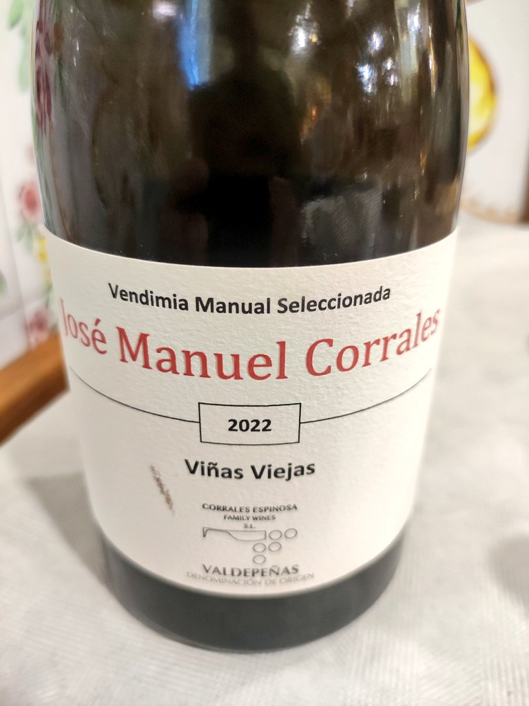 Refranero de Almassora (Capítulo I):

1. Cuántos canarios hay que juntar para hacer un palomo.
2. De Valencia a Tarragona yo cojo por Teruel
3. Eso no es tos, son las barbaridades que sueltas