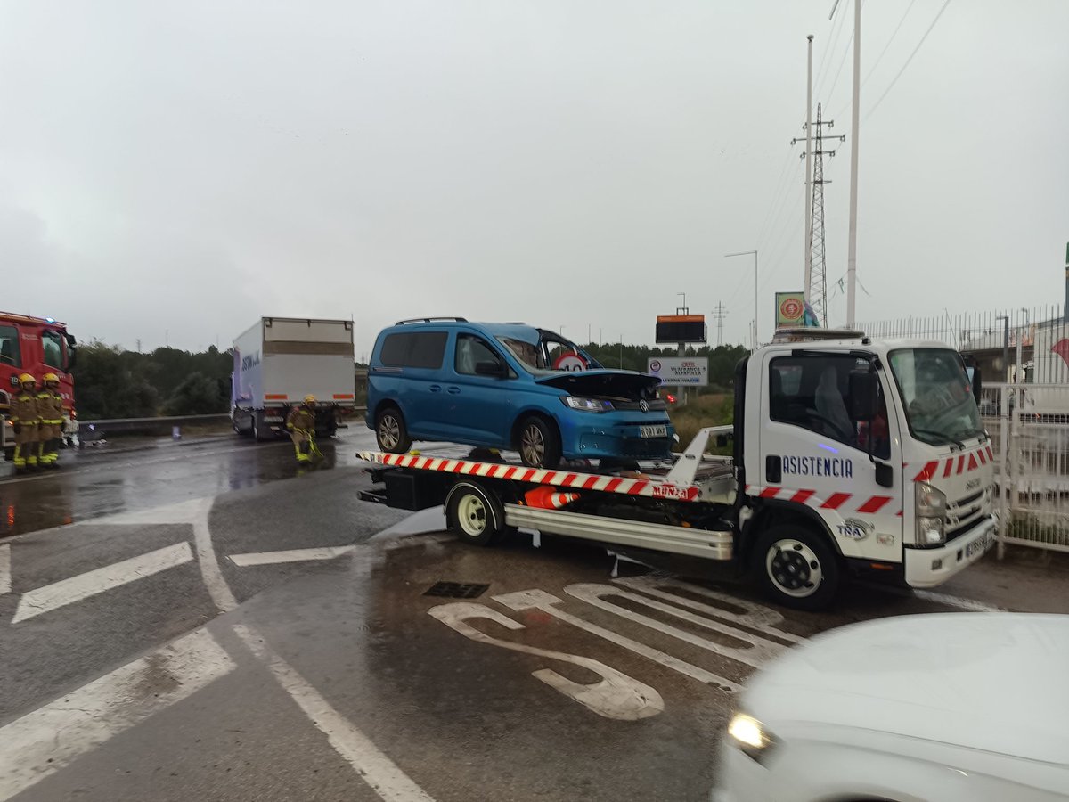 avtorreblanca's tweet photo. Accident ara a la entrada de la nostra urbanització desde la #N340. Portem molts anys demanant una entrada segura per evitar aquestes situacions. @elvendrell_cat no fa res per ajudar-nos. @fomento tampoc.
@XVendrellenca #elvendrell https://t.co/RomhXnUn2Z