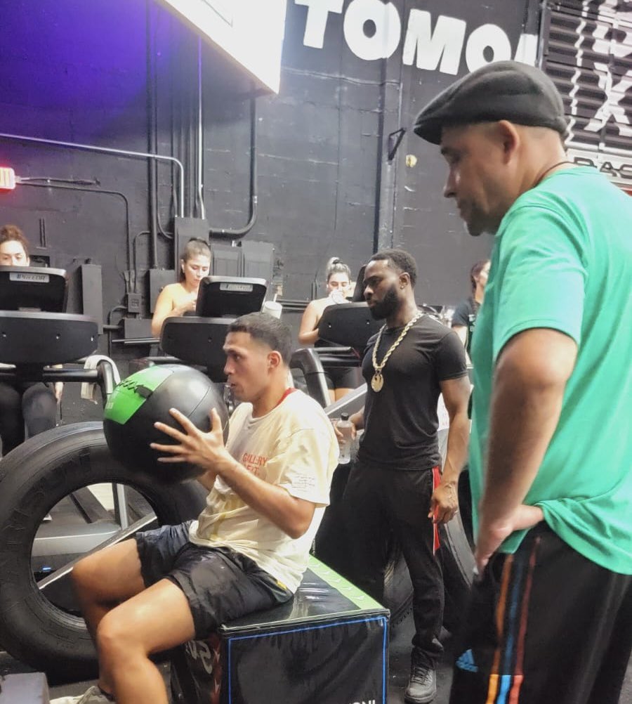 Guruscience's tweet photo. Exited for whats coming…💪🏽
team Benavidez 
camp life 👊🏼👊🏼👊🏼👊🏼👊🏼👊🏼
#morrel #wba https://t.co/RUBOE1qVXv