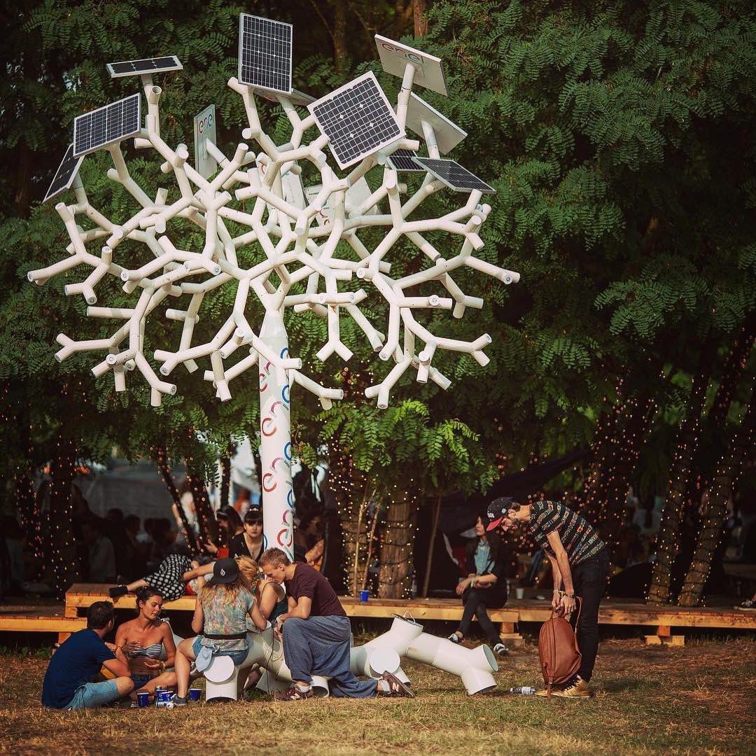 VTREE_SOLAR's tweet image. and cities will need our smart solar trees that not only generate clean energy but also provide shade, support urban biodiversity, and serve as charging stations for electric vehicles and devices. #vtree