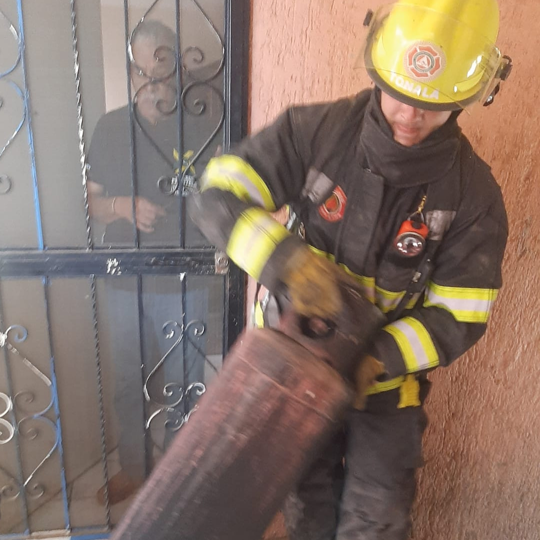 EnterateTonala's tweet photo. #EntérateTonalá | Se registra incendio derivado de una fuga de gas, en un departamento ubicado en la calle Loma Cuyutlán, en la colonia Loma Dorada🔥🚒

📰 Nota completa en el enlace: https://t.co/AEtltMvfZm https://t.co/zTumgk6tCl