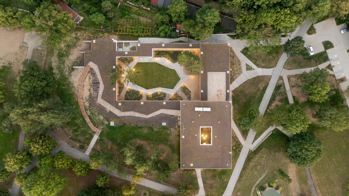 lendskejp's tweet photo. „Snažili jsme se, aby dům splynul s okolní krajinou, navázal na ni,“ říká krajinářský architekt Marek Holán v rozhovoru @CRozhlas o projektu dětského hospice Dům pro Julii v Brně.
📻https://t.co/CCB1WSjgDU https://t.co/jvkRlG8UXJ