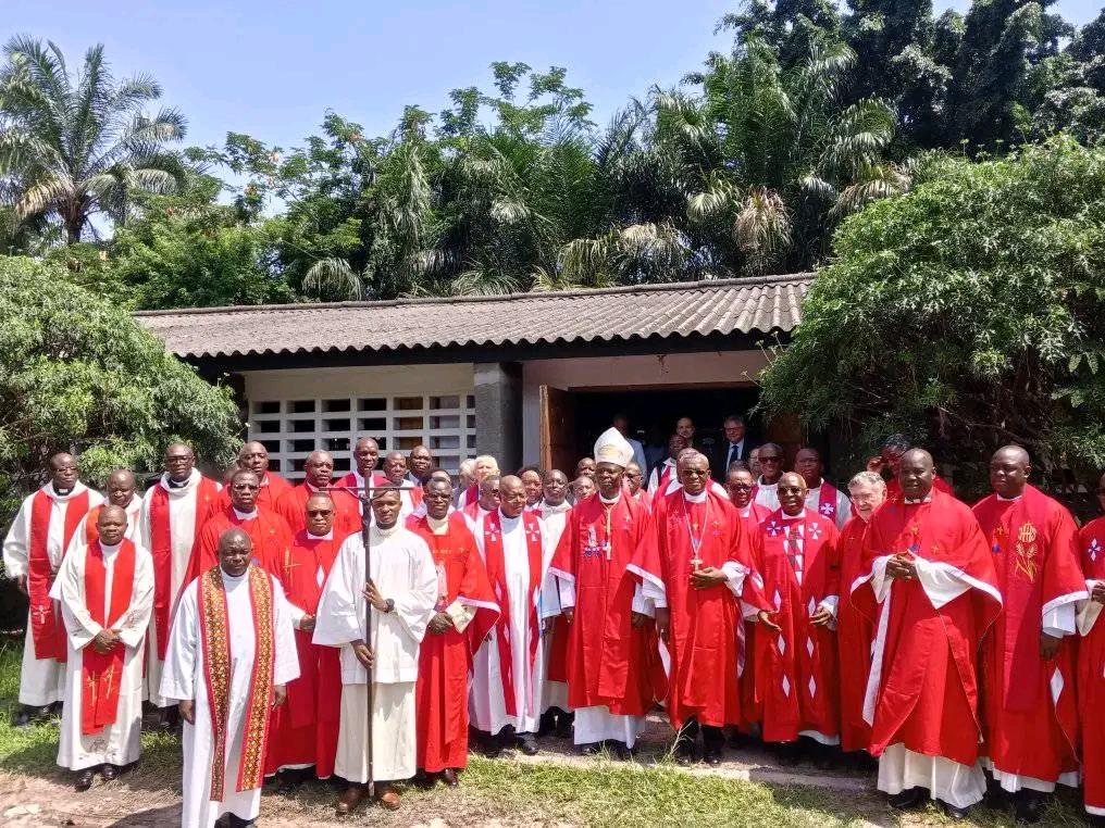 univ_cath_congo's tweet photo. Photo de Famille après la célébration eucharistique dite en ce jour par son Ex.  Mgr #DonatienBAFUIDINSONI,  Évêque d'Inongo et Président du Conseil d'Administration de l'UCC à l'occasion du séminaire régional organisé par #AVEPRO au Campus de #UCC Limete.@vaticannews_fr @CENCO https://t.co/BaXYHrmk5v