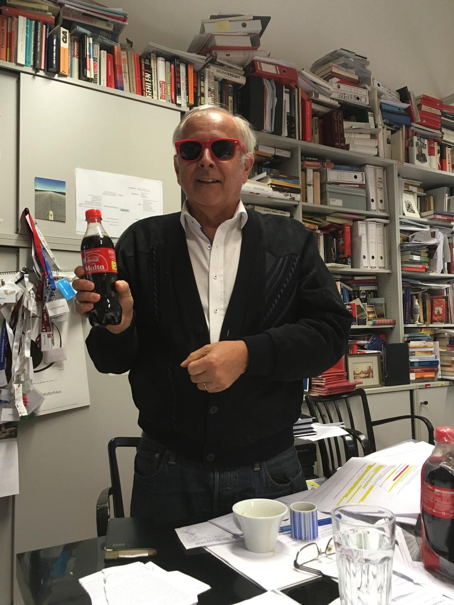 Heute feiern wir unseren Lehrer und Mentor Oliver Rathkolb, der jüngst 70 geworden ist und von der Uni in den Unruhestand wechselt. Mit dabei viele Weggefährt:innen aus Wissenschaft, Kultur, Medien und Politik. Hab Dank für alles, Oliver. Auf viele weitere gemeinsame Jahre!