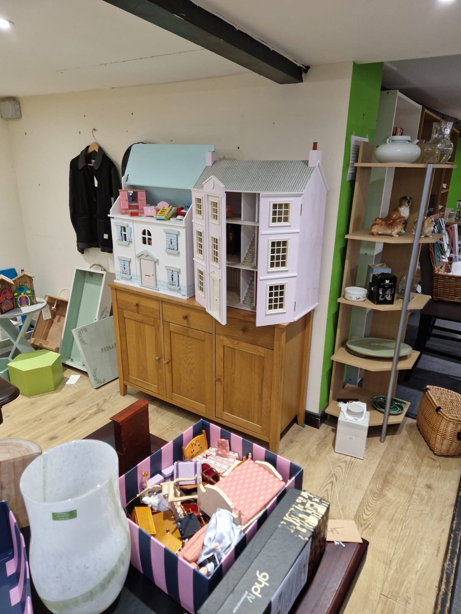 EmmausCambridge's tweet photo. f you're having family or friends over for the Christmas season and need some extra seating, a larger table, tableware or Christmas decorations, then look no further than our Landbeach shop.

We're jam-packed with everything from beds to furniture, clothing, toys &amp; games! 💚 https://t.co/yqLoAg2QET