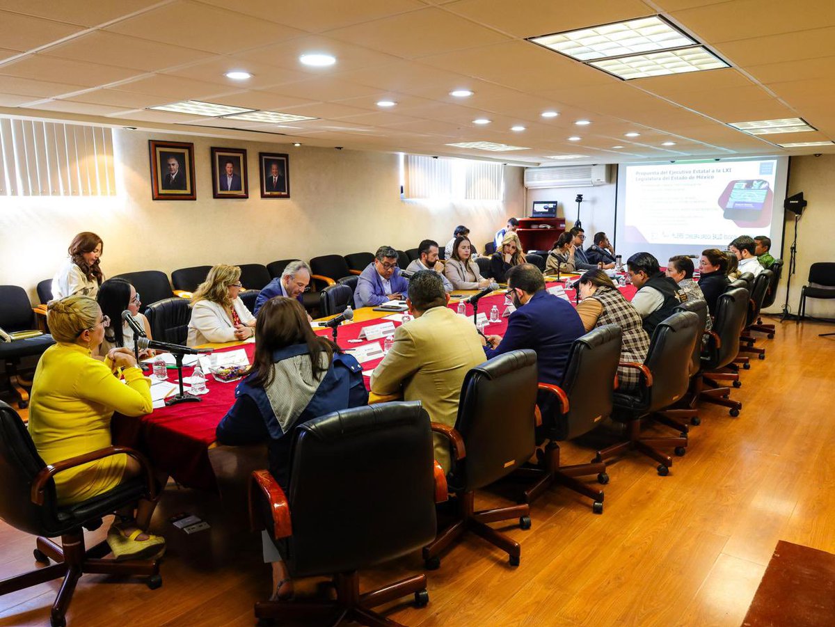 SaludEdomex's tweet photo. La Doctora Macarena Montoya Olvera llevó a cabo la Octava Sesión del Comando Estatal e Interinstitucional de los Servicios de Salud del Estado de México #CEISS. En la cual se dio cuentas y seguimiento de las acciones en materia de salud mental. https://t.co/1xj9c1KBac