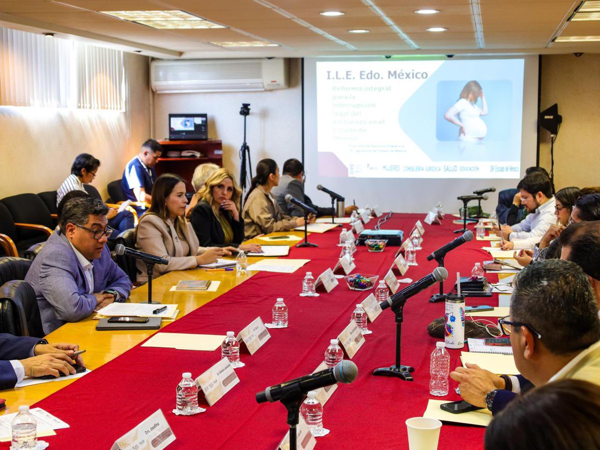 SaludEdomex's tweet photo. La Doctora Macarena Montoya Olvera llevó a cabo la Octava Sesión del Comando Estatal e Interinstitucional de los Servicios de Salud del Estado de México #CEISS. En la cual se dio cuentas y seguimiento de las acciones en materia de salud mental. https://t.co/1xj9c1KBac