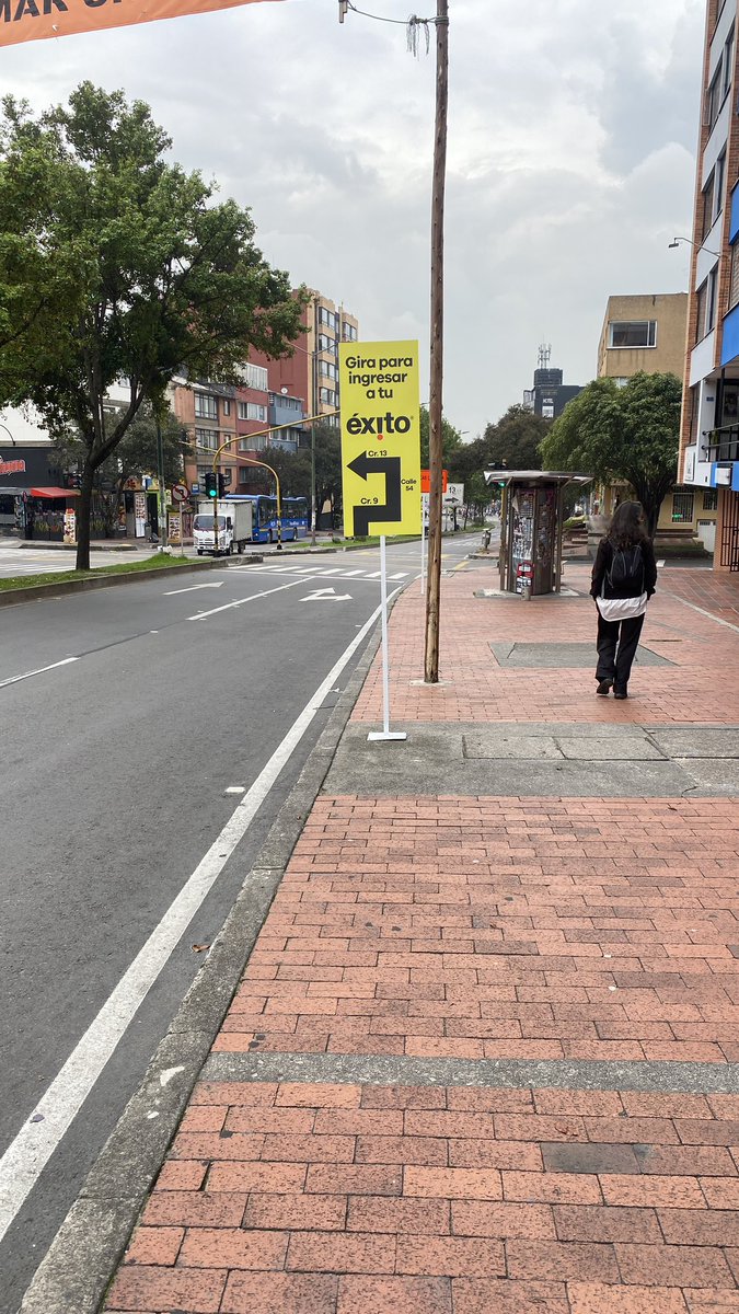 Señores <a href="/SectorMovilidad/">Movilidad Bogotá</a> <a href="/espaciopublico/">Espacio Público</a> <a href="/AlcaldChapinero/">Alcaldía Local de Chapinero</a>  esto está permito hacer poner estos avisos porque si es así yo pongo el de mi negocio <a href="/CarlosFGalan/">Carlos F. Galán</a>