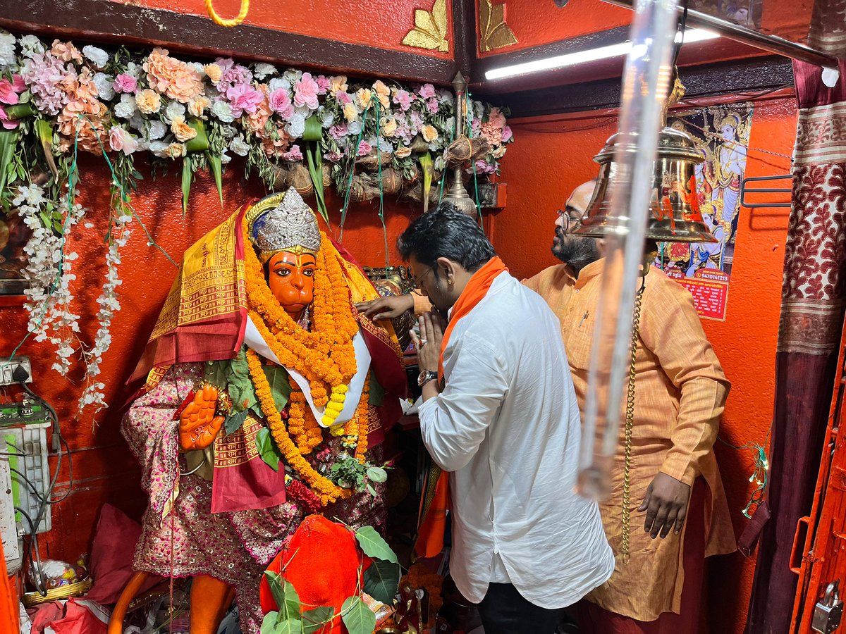 AV_JASWAL's tweet image. लालपुर स्थित प्रभु हनुमान मंदिर में पूजा अर्चना कर माननीय सीपी सिंह जी की विजय की कामना की। कल के चुनाव में सभी से भाजपा के पक्ष में मतदान कर विकास को मजबूत बनाने का आग्रह। #CPSingh #विजय_कामना #रांची #विकास&quot; Bjp Jharkhand #jaishreeram @bjpcpsingh  @yourBabulal
