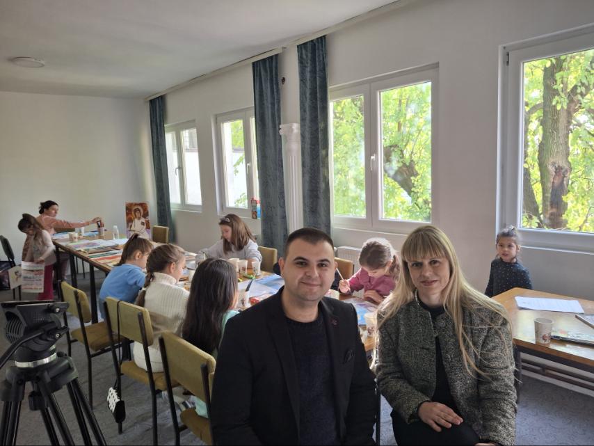 U novogodišnjem specijalu emisije, Janko Ilić je vodio zanimljiv razgovor sa Biljanom Videnović Radovanović, talentovanom umetnicom koja se bavi slikarstvom. Biljana je poznata po svom jedinstvenom stilu i posvećenosti umetnosti. 
#humanatvpluslapovo
#jankoilicvoditelj