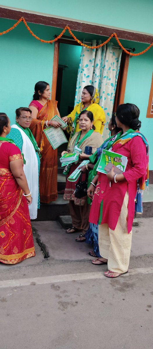 KrishnadeviJMM's tweet photo. महिला मोर्चा के सदस्यों के साथ दुमका नगर के विभिन्न वार्डो में भृमण कर दुमका विधानसभा क्षेत्र से झामुमो के लोकप्रिय प्रत्याशी श्री @BasantSorenMLA जी पक्ष में ��तदान करने हेतु नगर वासियों से आग्रह किया।

जीतेंगे दुमका - जीतेगा झारखंड

@HemantSorenJMM
@JmmJharkhand 
@Jmm_Mahila https://t.co/M7BW618Q9u