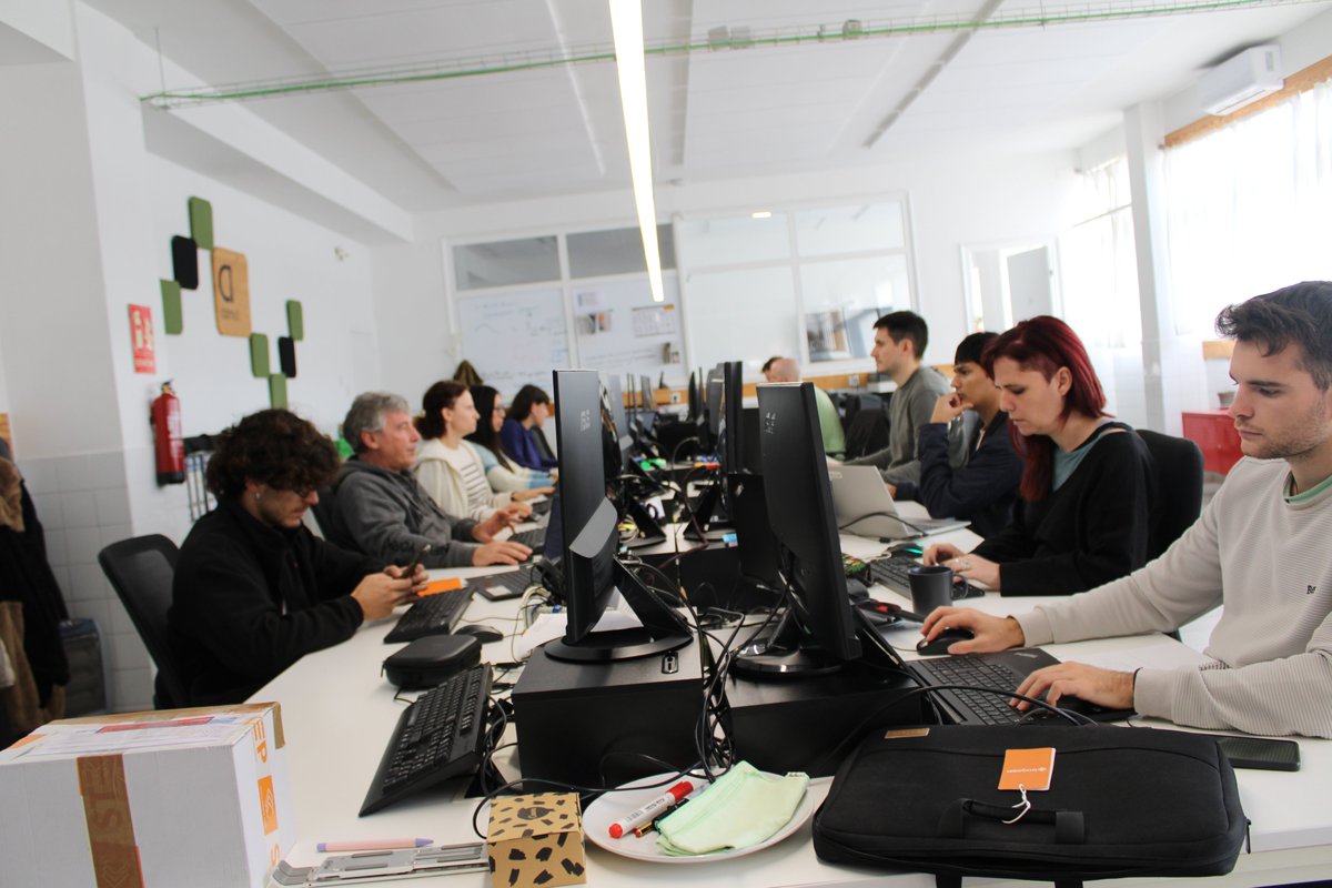 Cooperativa TV (@coop_teve) on Twitter photo ▶️Avui hem començat el projecte de <a href="/Comunalitat9B/">CU9B - Comunalitat 9 Barris BCN</a> per difondre el pol cooperatiu de Nou Barris.
⚡️Ho hem fet amb <a href="/Civic_Energy/">Civic Energy</a>, una cooperativa que promou comunitats energètiques.
📽️Ben aviat, els primers vídeos. ▶️Avui hem començat el projecte de <a href="/Comunalitat9B/">CU9B - Comunalitat 9 Barris BCN</a> per difondre el pol cooperatiu de Nou Barris.
⚡️Ho hem fet amb <a href="/Civic_Energy/">Civic Energy</a>, una cooperativa que promou comunitats energètiques.
📽️Ben aviat, els primers vídeos.