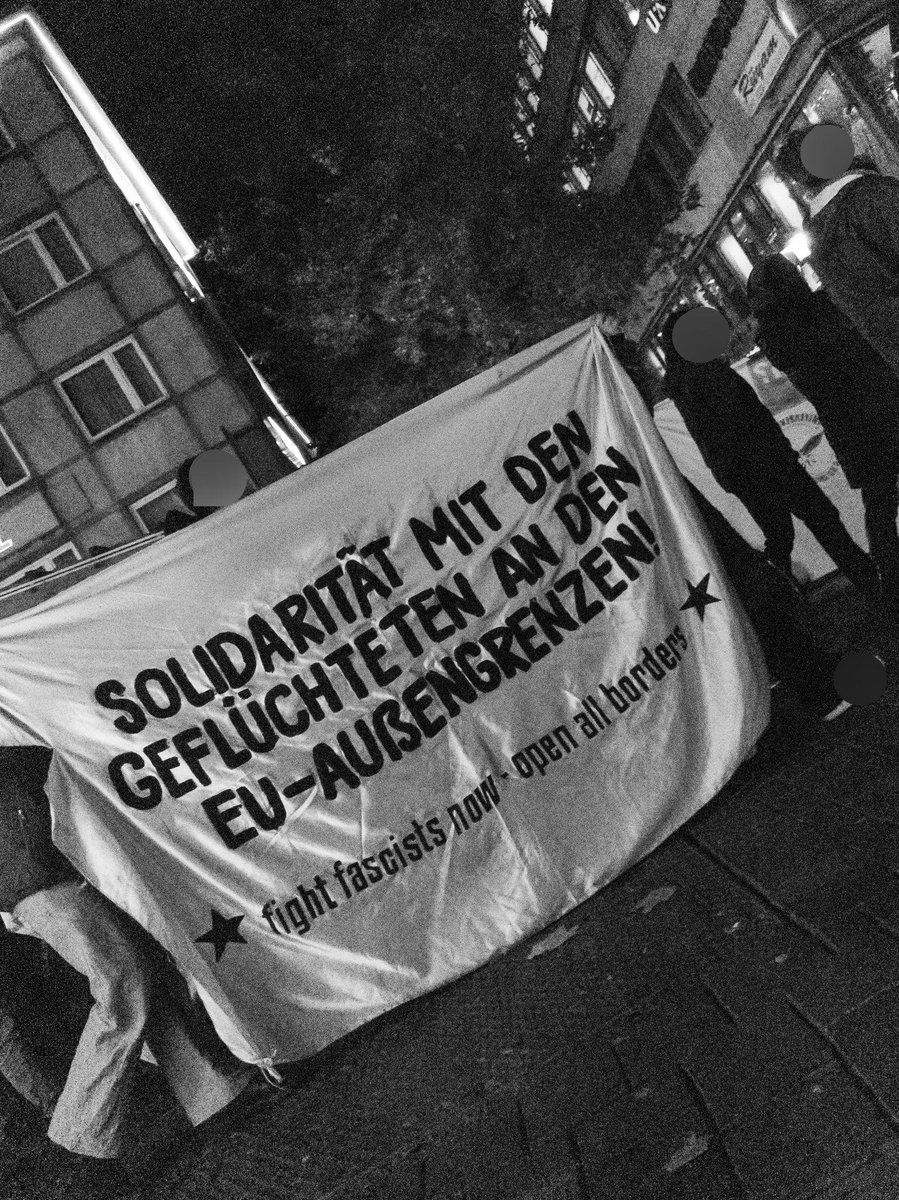 Seit diesem Jahr schiebt Deutschland wieder in das von den Taliban beherrschte Afghanistan ab.
In #Bielefeld demonstrieren aktuell etwa 100 Menschen dagegen.