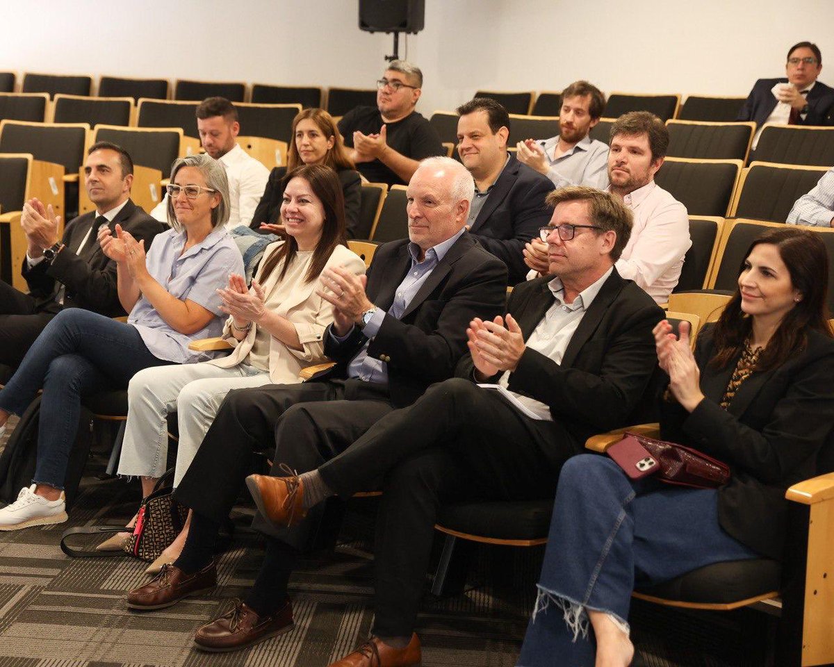 MinCapHum_Ar's tweet photo. LA MINISTRA SANDRA PETTOVELLO Y AUTORIDADES DEL MINISTERIO DE CAPITAL HUMANO PARTICIPARON DE UNA CAPACITACIÓN SOBRE ÉTICA PÚBLICA

La ministra Sandra Pettovello asistió a una actividad de formación llevada a cabo por la Oficina Anticorrupción para autoridades del Ministerio de Capital Humano. 

Durante el evento, los funcionarios recibieron información sobre la normativa aplicable en ética pública y transparencia en el ámbito de la Administración Pública Nacional. 

La capacitación fue brindada por el titular de la oficina de anticorrupción, Alejandro Melik y la directora de Planificación de Políticas de Transparencia de la OA, Carina Larocca.
