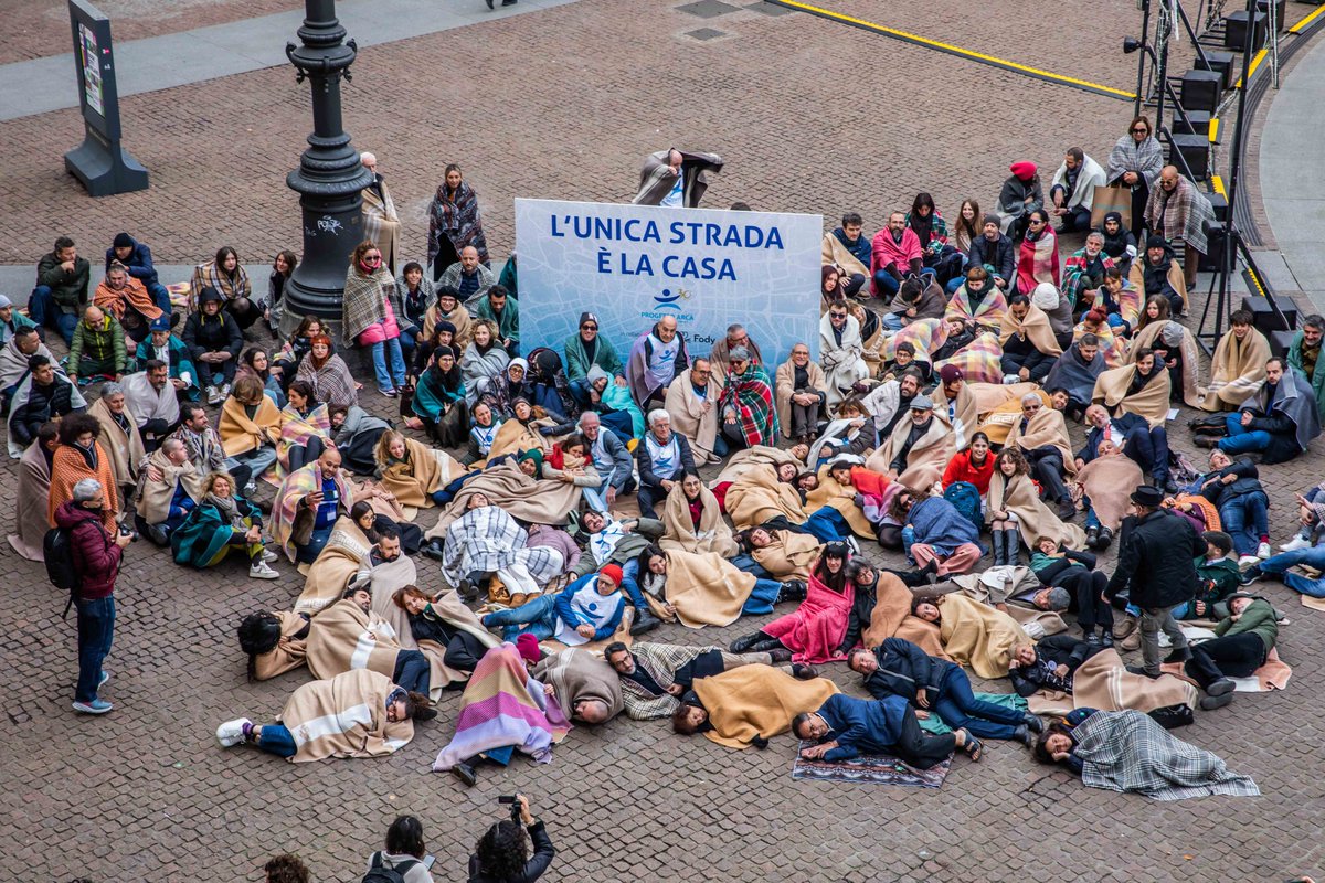 ProgettoArca's tweet photo. L’UNICA STRADA È LA CASA
Flash mob in piazza della Scala a Milano in occasione del convegno “30 anni di Progetto Arca. Una storia che cambia le storie”.
Scopri di più: https://t.co/0E2Bgu74rF  
#ProgettoArca #Casa #Senzatetto @MilanoSociali https://t.co/Noel5zUUkJ