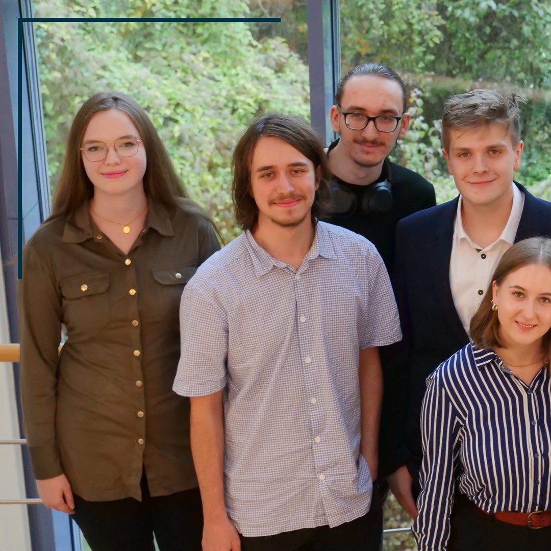 FinanzenTH's tweet image. 1/2
Im Oktober 24 haben 7 #Verwaltungsinformatik-Studis &amp;amp; 3 Studis Praktische #Informatik mit dem dualen #Studium beim @finanzenth begonnen. 

Die ersten Wochen der 1. Praxis-Phase beim TFM/TLRZ sind nun fast vorbei &amp;amp; bald geht es zur 1. Theorie-Phase an die @DHGeraEisenach .