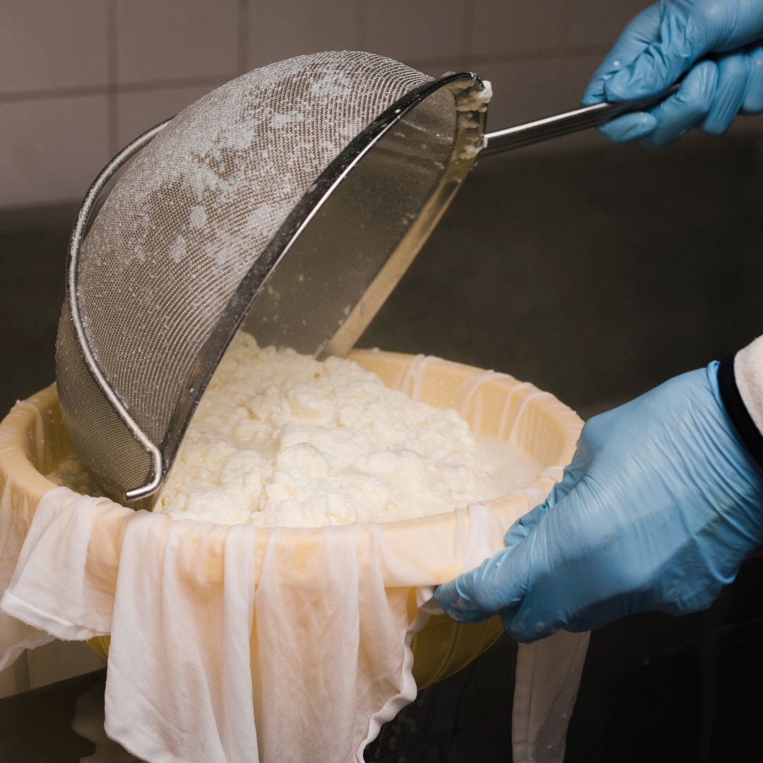 👩🏻‍💻 Los avances tecnológicos en el sector quesero han transformado la producción, distribución y calidad de los productos, contribuyendo a una mayor eficiencia, seguridad alimentaria y sostenibilidad. 

¿Quieres saber de qué forma? Te lo contamos: fromago.info/avances-tecnol…