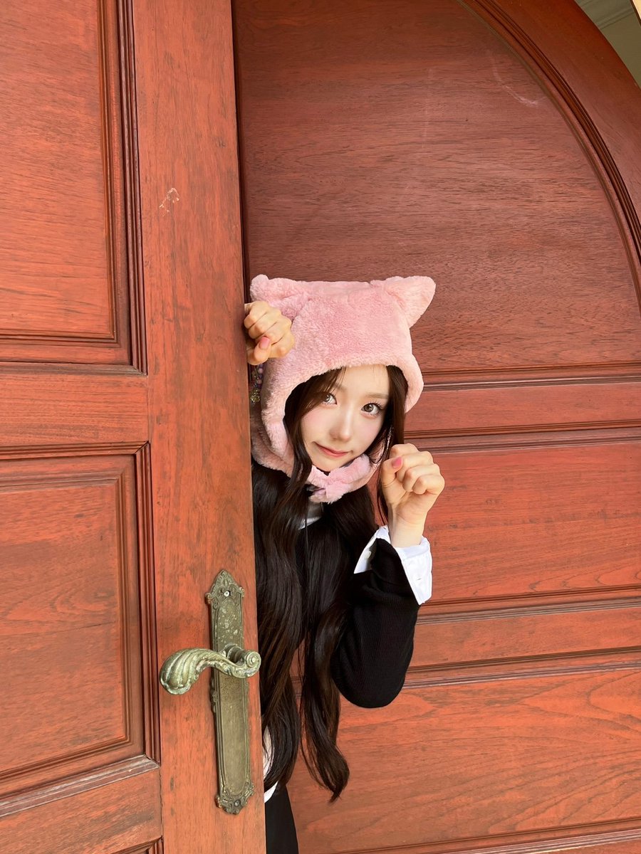 Knock knock, can this kitty come over to your house? 🐈