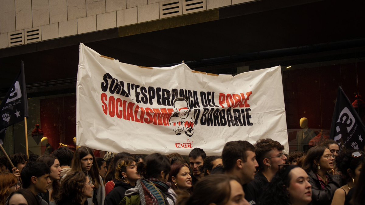Aquest dimarts 12 de novembre, al voltant d’un miler de persones s’han mobiltzat a Barcelona per exigir la dimissió de Carlos Mazón per la gestió de la dana.