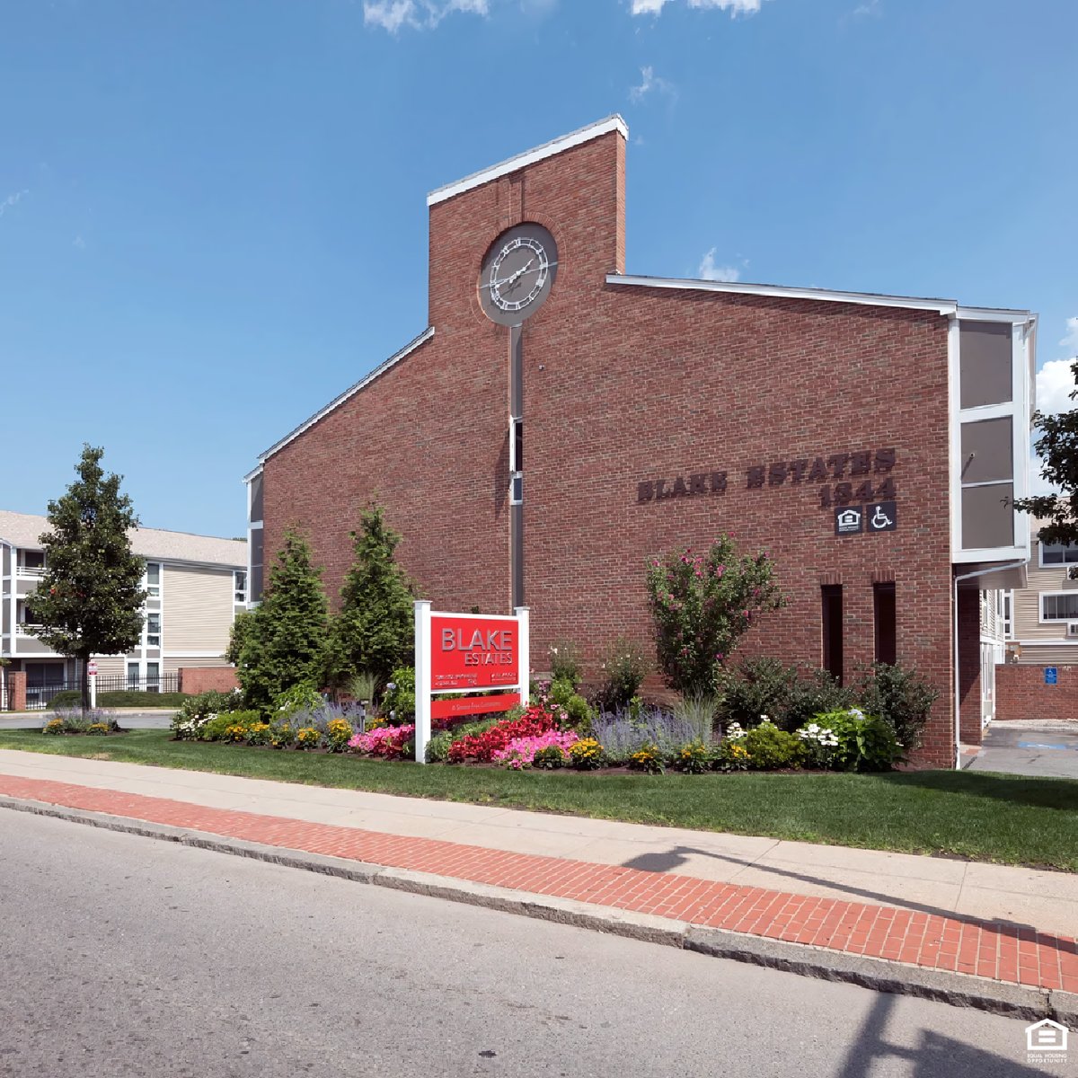 BlakeEstates's tweet photo. Make life simpler at Blake Estates with excellent public transportation options and plenty of off-street parking. Enjoy the convenience of an elevator and the peace of mind of on-site maintenance. 🏢🚗

Discover more about our community!
#beaconcommunities #apartmentstyle... https://t.co/QmWdXfkYUC