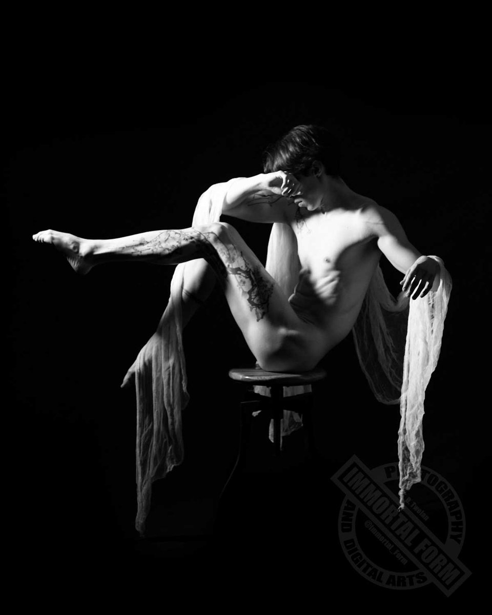 immortal_form's tweet photo. Vine tattoos with John.
.
#figurestudyphotography #handsomehunk #malenudeart #gayphotography #gayphotographoftheday #gaypositivity #queerphotography #queerphoto #gay #gayart #handsome #muscle #hotguy https://t.co/lPRxVKbVsW