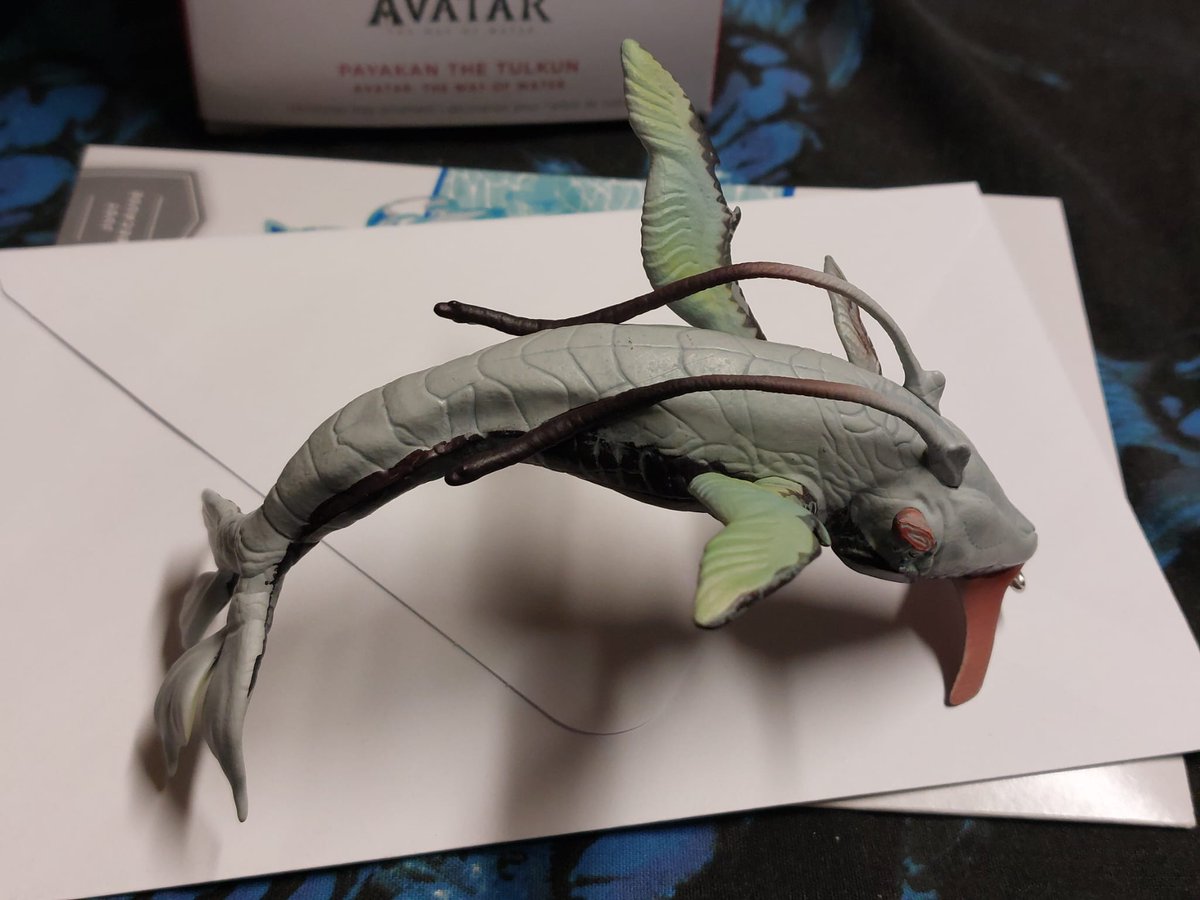 Today I received the latest new ornament from Hallmark and what can I say? The details are beautiful.... I'll post you a reel in better light later, because it doesn't come across properly here in the pictures. The ornament is very large and incredibly finely crafted.