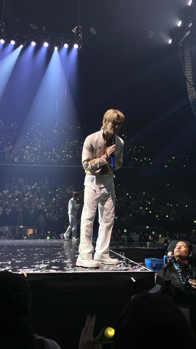 cryforyong's tweet photo. gracias gracias y mil veces gracias nct dream por hacerme la niña más feliz y por una vez más haberme dado la mejor experiencia de mi vida con la mejor amiga que pude encontrar aquí de verdad ha sido tan bonito que me sentía en un sueño os quiero con todo mi corazón 🫂💚✨ https://t.co/ueLnDqSkAH