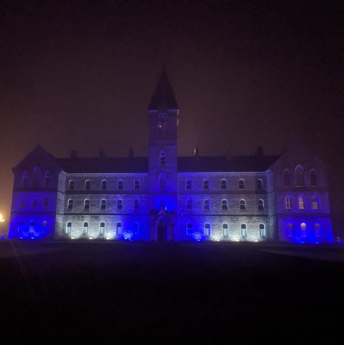St. Flannan’s College lit in its colours of Blue and White tonight in memory of our former President, Fr. Joe McMahon. Ar dheis Dé go raibh a anam 💙🤍