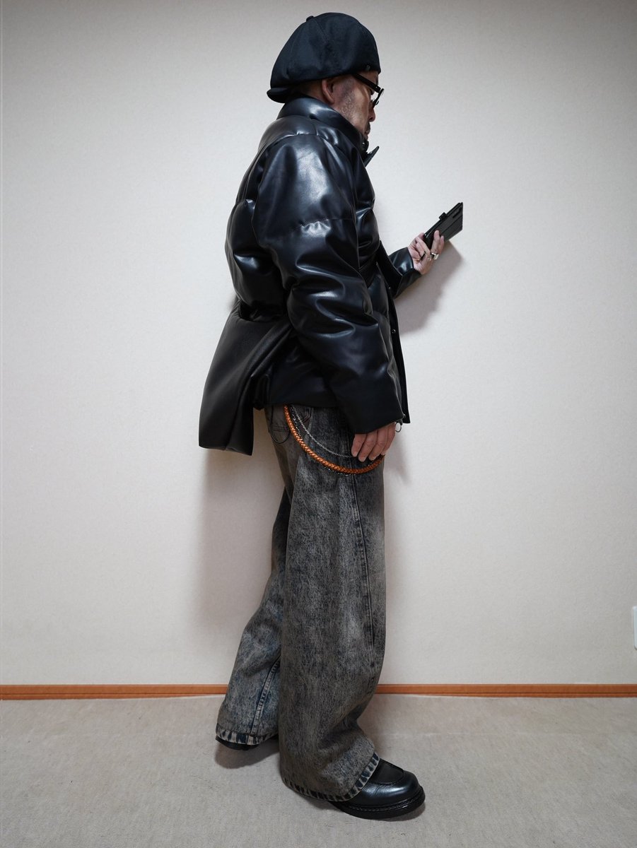 senknys's tweet photo. フェイクレザーですけど、このダウンジャケットの出来栄えは、メチャクチャに良いと思います。
#WYM #LIDNM
#VINTAGEWASHEDCURVEDDENIM
#CPH #キャスケット https://t.co/fWNUL5arA8