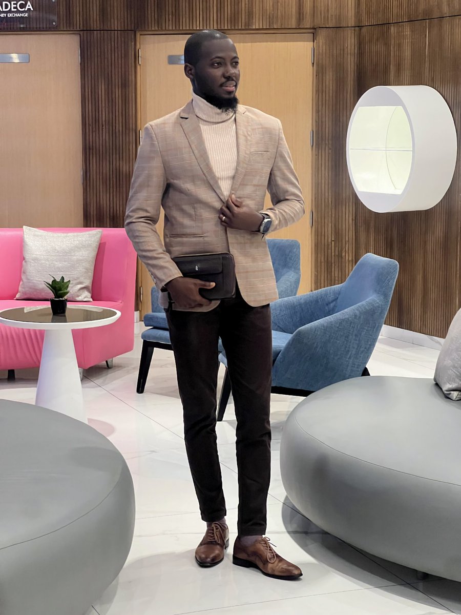 Joeamarakoroma's tweet image. In an elegant setting where ambition meets style, I pursue my path with grace. Embracing each moment, redefining success and professionalism.

7 yrs of hairstyling excellence 🤎💫. You don’t need a barber/stylist when you can be both. 

#selfstyled #selfbarber #confidence #class