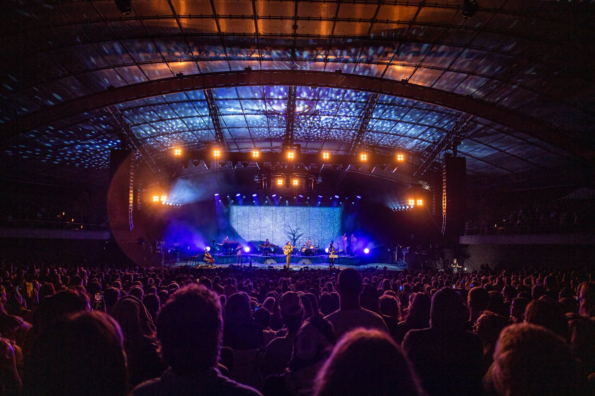 Hozier's tweet photo. Night 1 in Melbourne, Thank you 🖤

📷 @ruthlessimagery https://t.co/d8pnaIY6bi