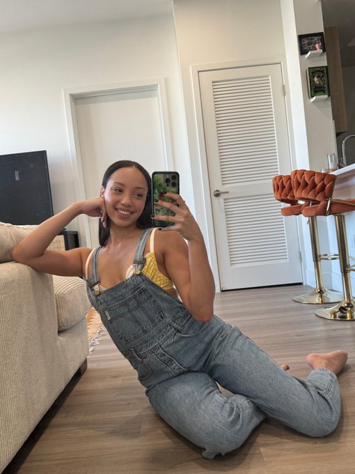 New month, new ways to keep up with me ??? https://t.co/dCYCLxkzYm
