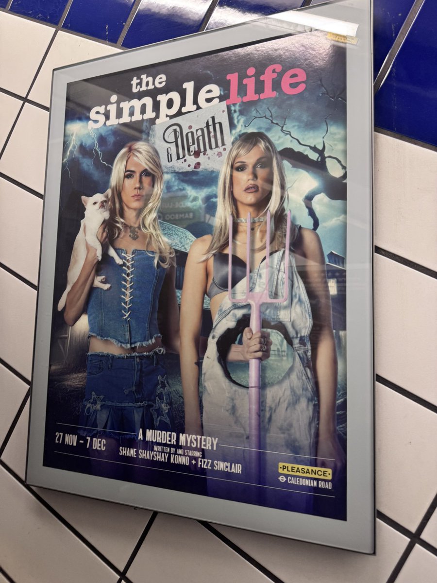 It’s only @FizzSinclair at Leicester Square tube! 🤩🤩🤩🤩🤩