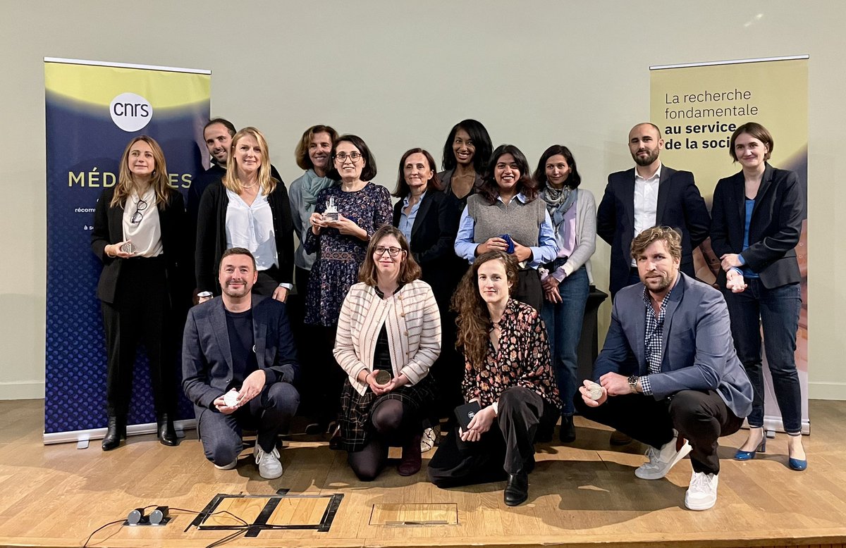 #MedaillesCNRS 🥈🥉💠 | 👏 Félicitations aux 15 lauréats qui ont reçu ce soir leur médaille d’argent, de bronze et leur cristal collectif lors de la cérémonie du <a href="/CNRS/">CNRS 🌍</a> Provence et Corse 2024 !