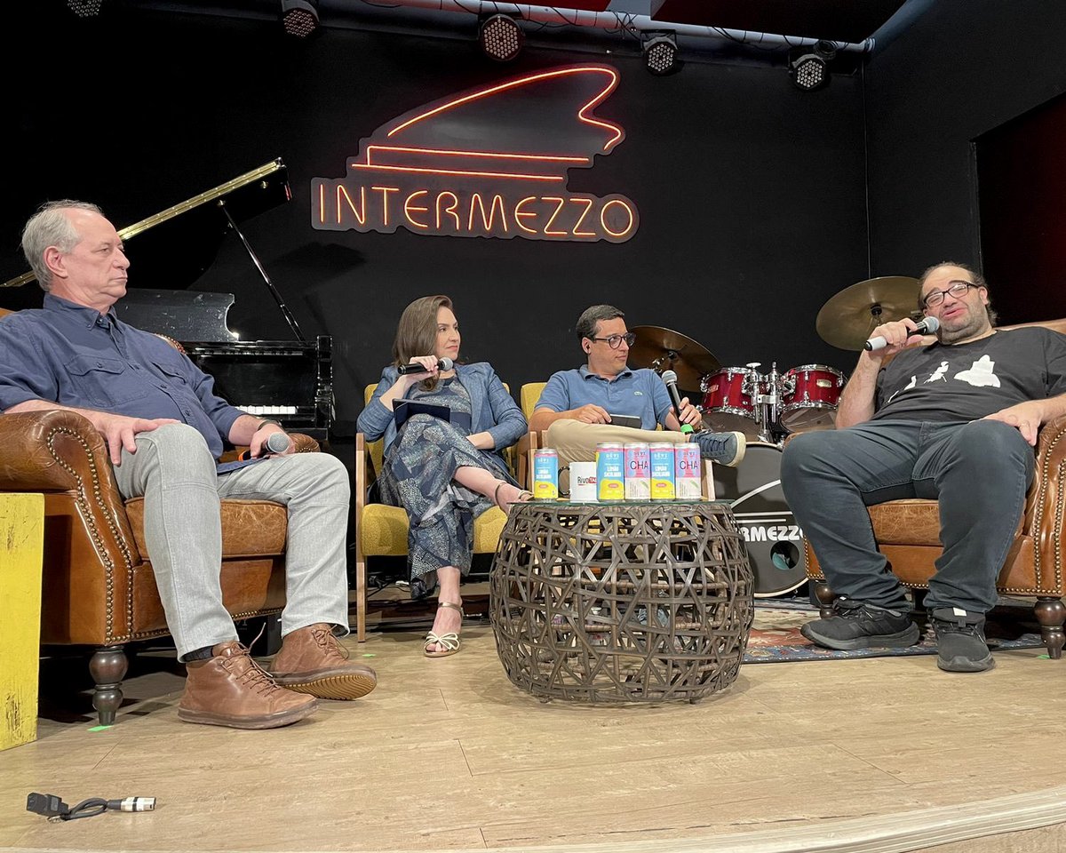 cirogomes's tweet photo. Começou! Uma conversa imperdível sobre ciência, tecnologia e o futuro do Brasil, com Sérgio Sacani, do Space Today. Acompanhe ao vivo no YouTube do @RivoNews_: https://t.co/oVgz45mHf3 https://t.co/3QnA1UPsny