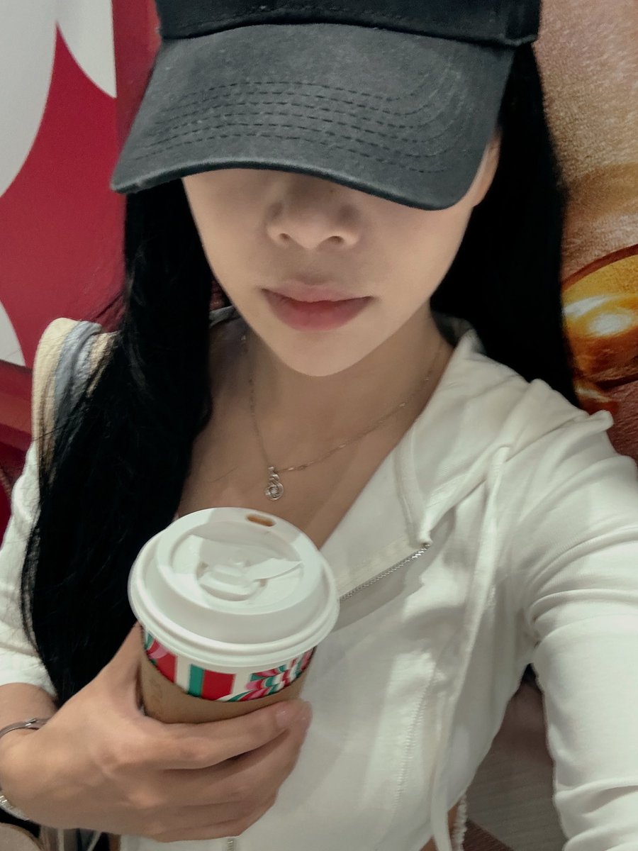 pipi5200's tweet image. Your my only aunty in this world , I admire  you and respect, even more act you as my mom. I thought I could take care of you forever with my rest of my life. HOWEVER you prioritize your BF before me , and incline to males including my brother , and have the strong prejudice to M