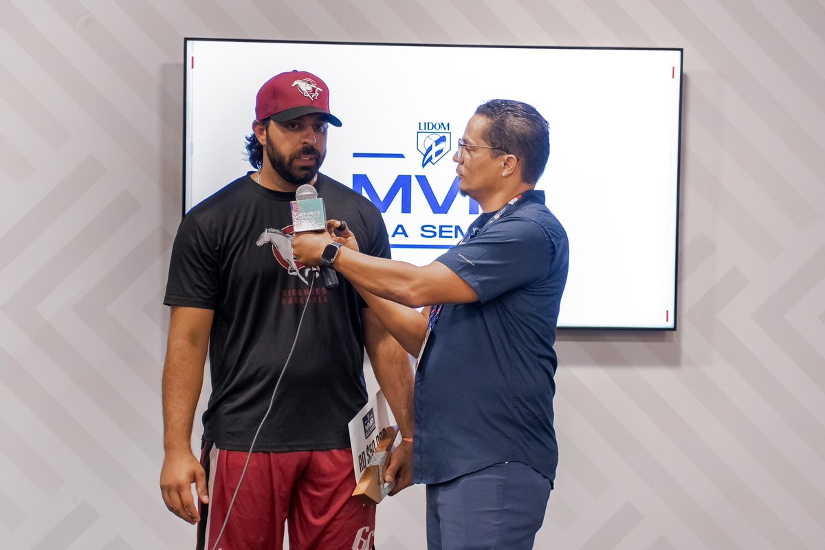 ¡Repartió Cacao desde el montículo! 🍫🔥¡Nuestro Nabil Crismatt recibe su premio correspondiente al lanzador de la semana! 😎

#ElPoderDelCacao