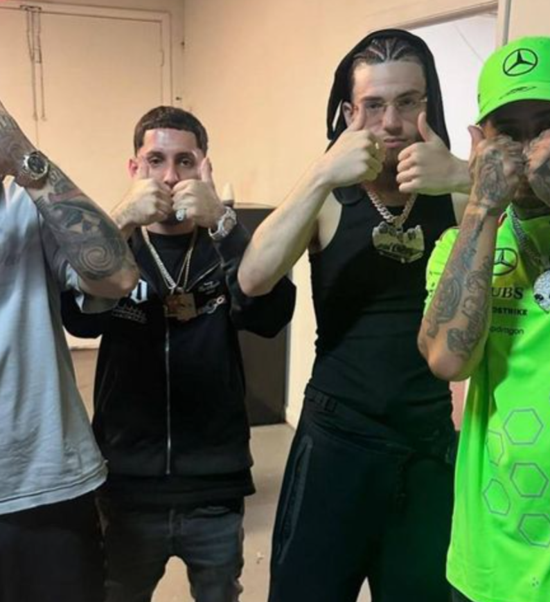 FanDeBroly's tweet photo. Envidia -

En sus principios se pego con sus amigos de Llorens, David y Omar, mejores conocidos como Dei V y Ousi.
Cuando estaba establedecido, Chimi pego a un nuevo corillo de musicales.. Slayter, Pressure, CDobleta y mas.

Hades a tratado, pero nunca a podido de pegar a Anubiis https://t.co/v2vkF26DH8