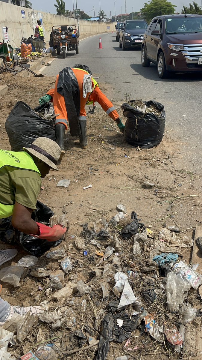 buzstopboys's tweet photo. "With every swipe and sweep, these volunteers are not just cleaning spaces—they’re restoring dignity, hope, and pride. They give their time, energy, and care to the dirtiest corners, expecting nothing in return but the simple joy of making the world a little brighter." https://t.co/QHpXVNcGzm