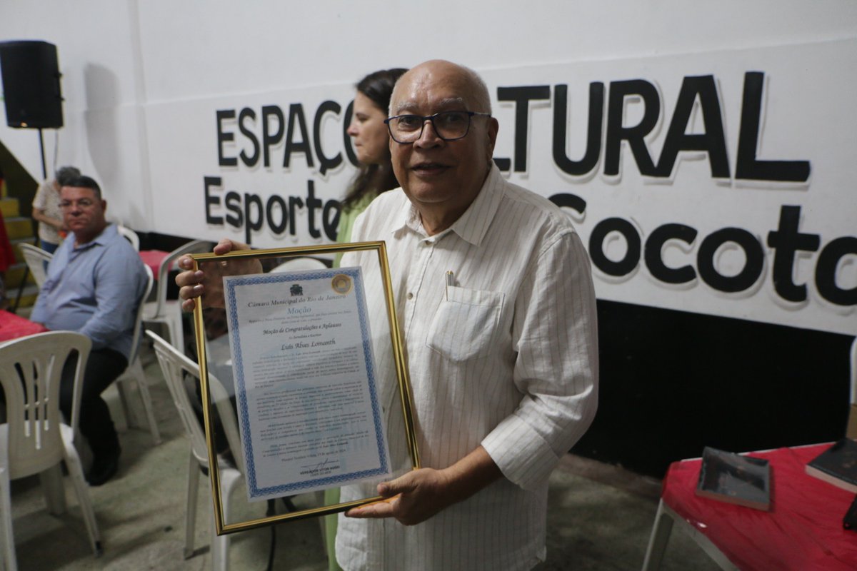 IlhaReporter's tweet photo. No lançamento do livro A Morte Usa Batom, dia 08/11, na Ilha do Governador, Luis Lomanth recebeu das mãos do vereador Vitor Hugo a Moção de Congratulações e Aplausos, da Câmara de Vereados do Rio de Janeiro, como reconhecimento pelo conjunto de suas obras literárias. https://t.co/3LIknCEjog
