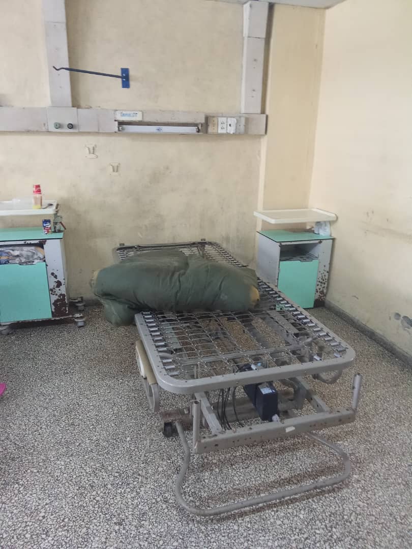MarioJPenton's tweet photo. #DenunciaCiudadanaCuba | Buenas tardes, Mario. Estas son las camas del hospital Arnaldo Milián de Santa Clara. Mi cuñado fue ingresado esta mañana y no tienen colchones; el único disponible está siendo limpiado porque lleva tres días con sangre de un paciente que falleció. Ni hablar de los baños: el agua mezclada con orina y heces llega hasta los tobillos, pero aún culpan al bloqueo.