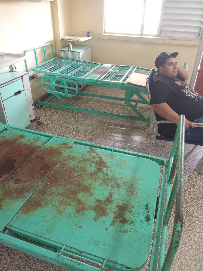 MarioJPenton's tweet photo. #DenunciaCiudadanaCuba | Buenas tardes, Mario. Estas son las camas del hospital Arnaldo Milián de Santa Clara. Mi cuñado fue ingresado esta mañana y no tienen colchones; el único disponible está siendo limpiado porque lleva tres días con sangre de un paciente que falleció. Ni hablar de los baños: el agua mezclada con orina y heces llega hasta los tobillos, pero aún culpan al bloqueo.