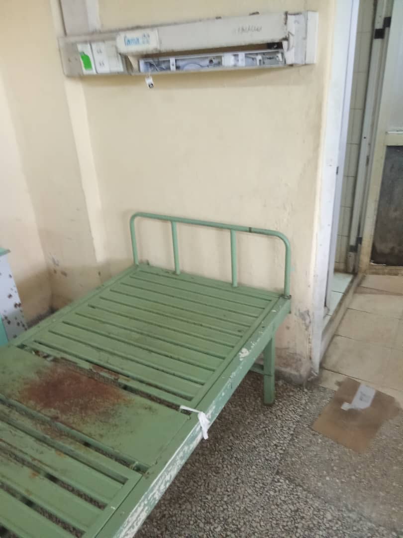 MarioJPenton's tweet photo. #DenunciaCiudadanaCuba | Buenas tardes, Mario. Estas son las camas del hospital Arnaldo Milián de Santa Clara. Mi cuñado fue ingresado esta mañana y no tienen colchones; el único disponible está siendo limpiado porque lleva tres días con sangre de un paciente que falleció. Ni hablar de los baños: el agua mezclada con orina y heces llega hasta los tobillos, pero aún culpan al bloqueo.