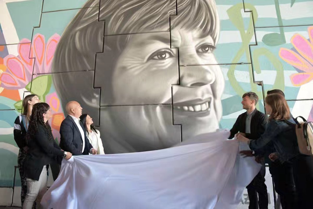 🎨Nuevo mural dedicado a María Elena Walsh

🖌️ El equipo de arte público del Municipio, con la participación del vecino de Villa Sarmiento, José Cousillas, junto a Autopistas del Oeste y la empresa de materiales Holcim, llevaron a cabo un mural en memoria de la gran cantautora.