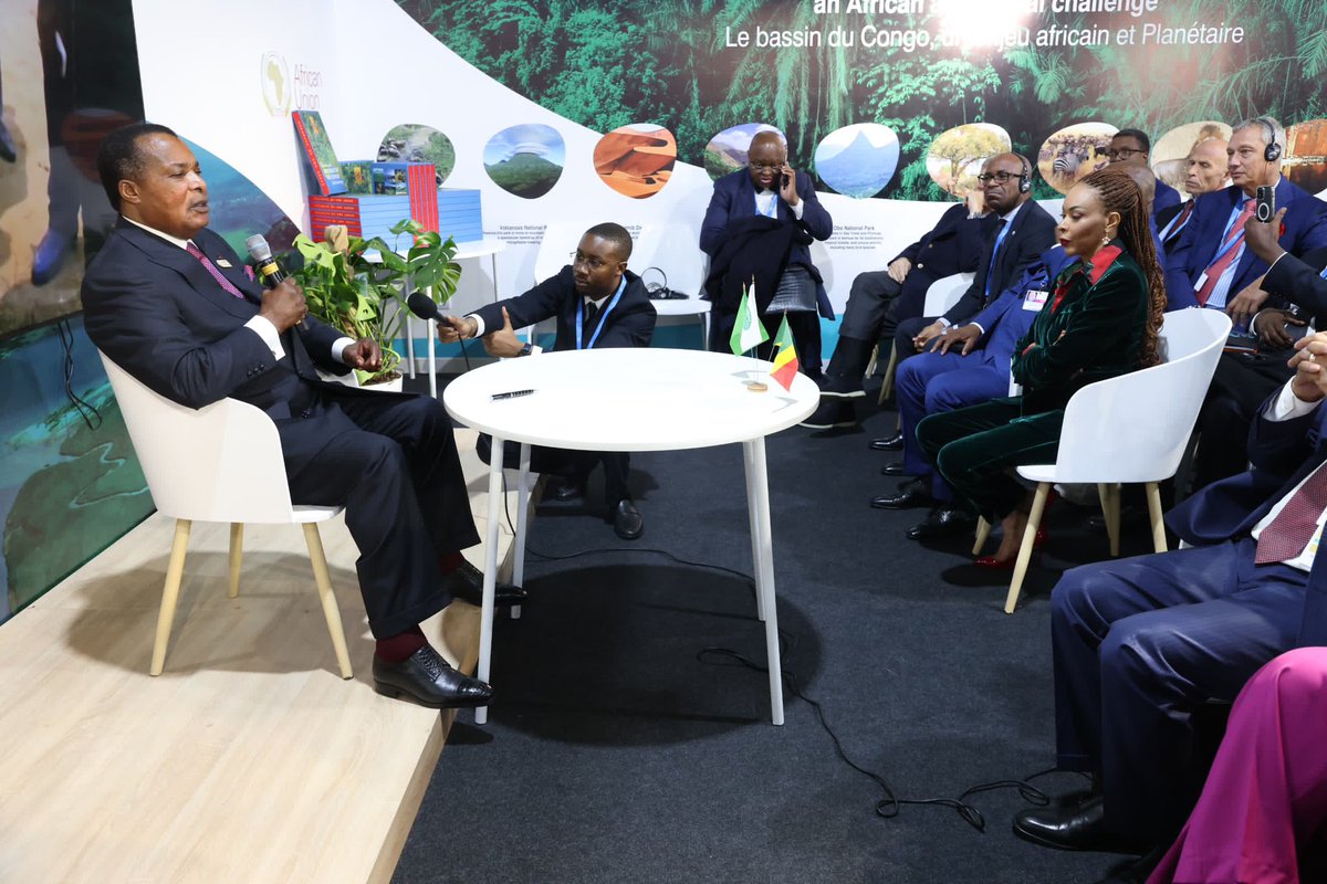 Cérémonie de dédicace, par le président <a href="/SassouNGuesso_/">Denis Sassou-N'Guesso - Officiel</a> du livre de présentation des ressources naturelles du Congo. 

Bakou, le 12 novembre 2024