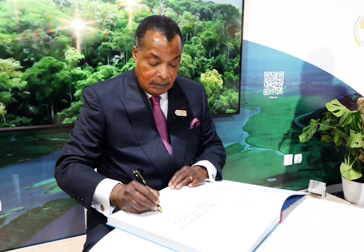 PR_Congo's tweet photo. Cérémonie de dédicace, par le président @SassouNGuesso_ du livre de présentation des ressources naturelles du Congo. 

Bakou, le 12 novembre 2024 https://t.co/zIC1jBdKrp