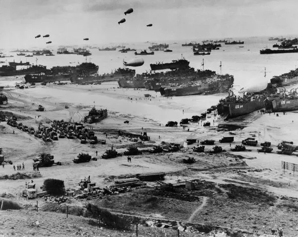 viagempassado's tweet photo. SEGUNDA GUERRA MUNDIAL: O MAIOR CONFLITO BÉLICO DA HISTÓRIA

Por que a Segunda Guerra Mundial começou? E como terminou? Pearl Harbor, Normandia, Stanlingrado, Hiroshima e Nagasaki...

Acompanhe neste 🧵a cronologia dos momentos mudaram o mundo
