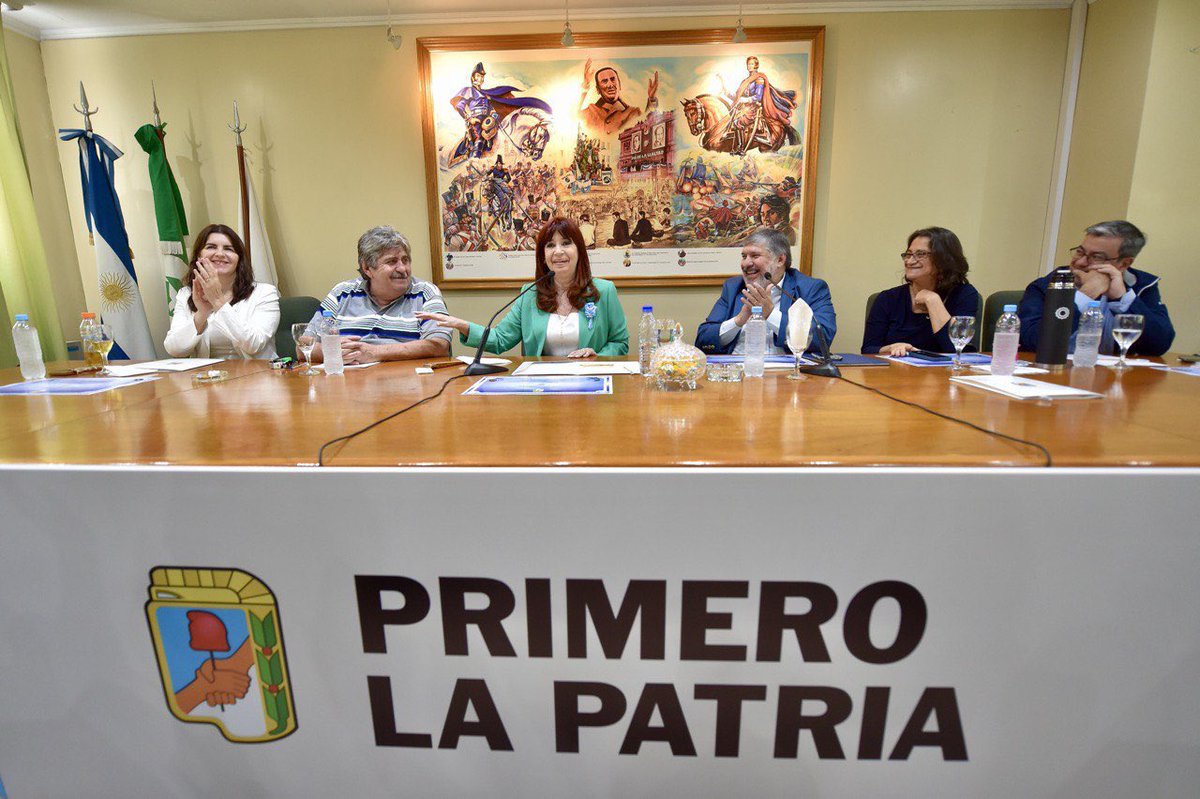 CFKArgentina's tweet photo. Hoy en la sede de SMATA realizamos la primera reunión de trabajo con los compañeros y las compañeras de la lista Primero la Patria y la Junta Electoral del Partido Justicialista hizo entrega de los diplomas a todos los integrantes del Consejo del Partido. 

Muchas gracias a todos y todas. ✌🏼